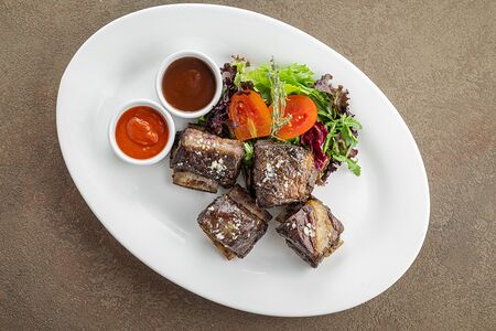 Томленые говяжьи ребрышки