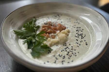 Крем-суп из цветной капусты с лососем, мятой и лаймом