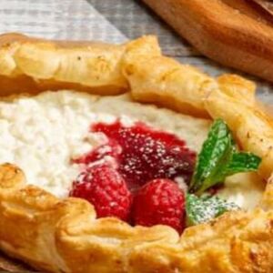 Ватрушка с творогом и малиной 
