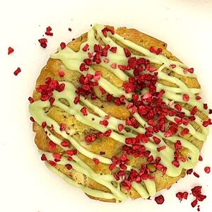 Печенье фисташковое с малиной