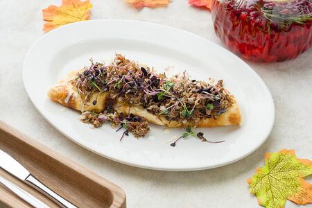 Омлет с томленой говядиной 