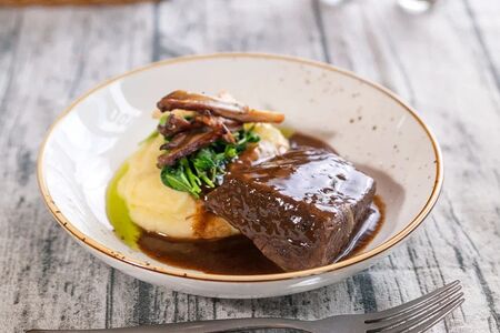 Говяжий бок с картофельным пюре 