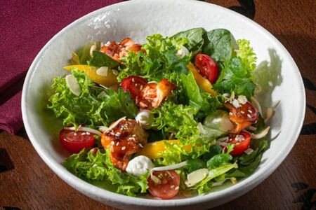 Салат с форелью терияки