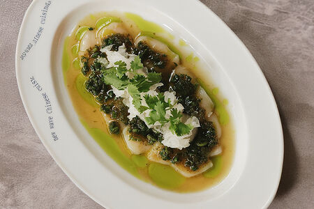 Гребешки с лаймом и имбирем, грушей, дайконом и снежными грибами