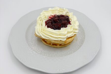 Панкейки, творожный крем, вишневое конфи 