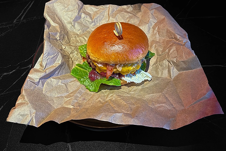 Бургер с вишневым конфитюром