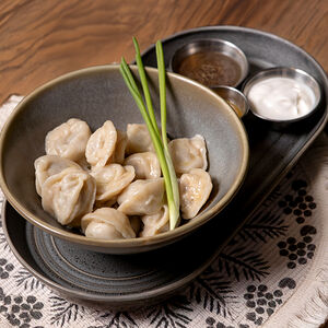 Домашние пельмени со сметаной и горчицей