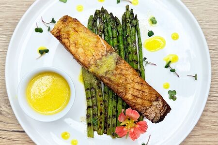 Лосось со спаржей на гриле