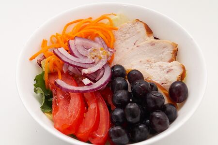 Салат с копченой курицей и виноградом
