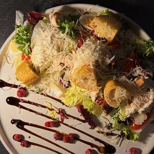 Салат с цыпленком и соусом Цезарь