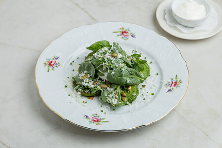 Оладьи из цукини с яйцом пашот и лососем