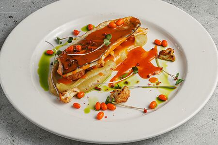 Филе сибаса с пряной цветной капустой с облепиховым соусом