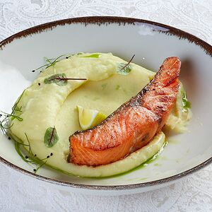 Форель с картофельно-сельдереевым пюре