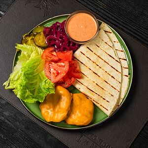 Открытый кебаб с говядиной и сыром чеддер