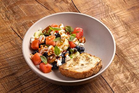 Арбуз, голубика, дрессинг из кимчи