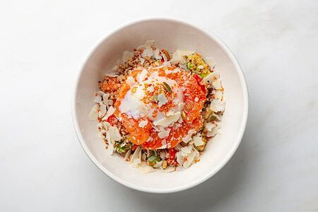 Авокадо с томатами, киноа и лососем