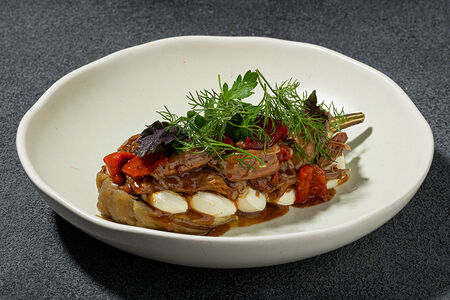 Лопатка барашка с запеченным баклажаном, паприкой и сметаной