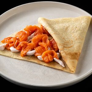 Блин с семгой и сливочным сыром