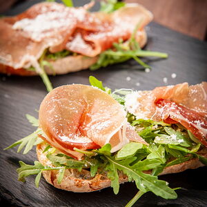 Брускетта прошутто