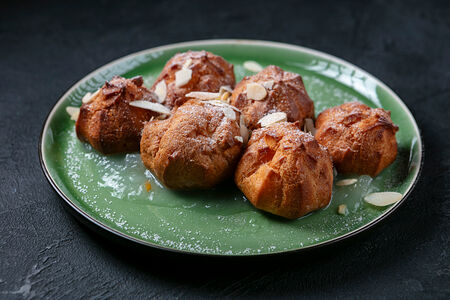 Профитроли с заварным кремом и соусом из дыни