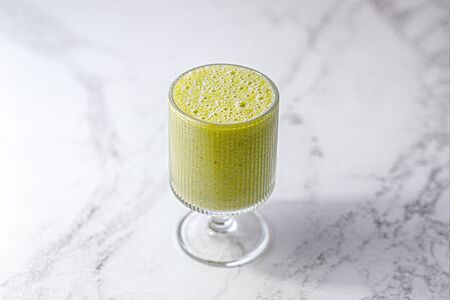 Банан-базилик смузи