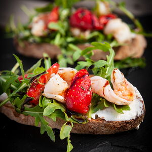 Брускетта клубника-креветка