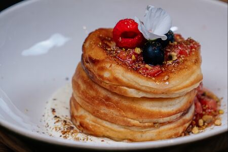 Оладьи со сливочным кремом и клубнично - лаймовым джемом 
