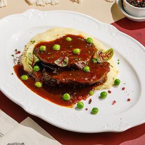 Томленые говяжьи щечки с пюре