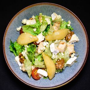 Салат с курицей и сыром Бри
