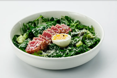 Салат зеленый с тунцом