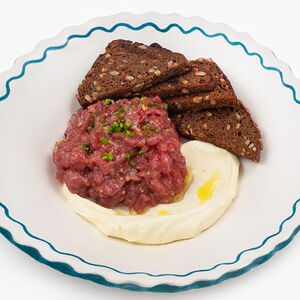 Тартар из говядины с горчичным кремом