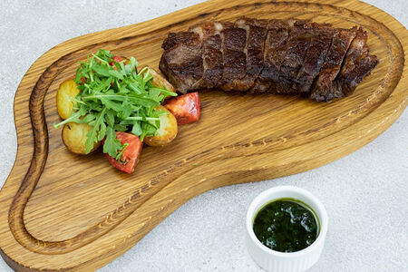 Стриплойн с печеным картофелем и соусом чимичурри