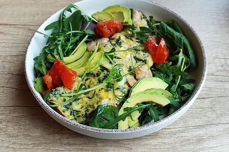 Омлет со шпинатом, творожным сыром и креветками