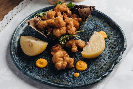 Хрустящие креветки в меду и перце