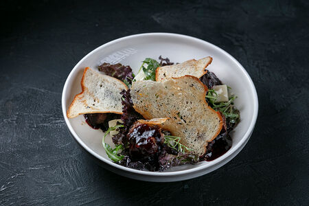 Салат с куриной печенью, дыней и соусом из черной смородины