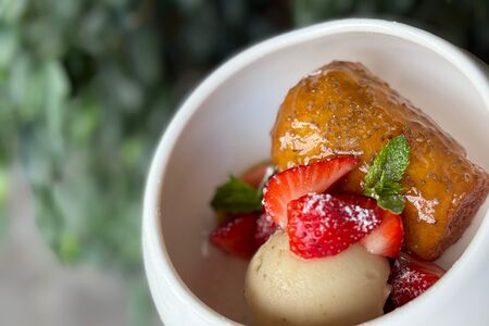 Ромовая баба, глазированная маракуйей, с лимонным кремом и клубникой 