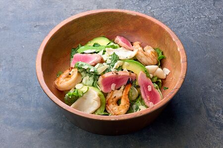 Зеленый салат с морепродуктами