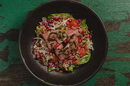 Салат с пастрами и копченым сулугуни