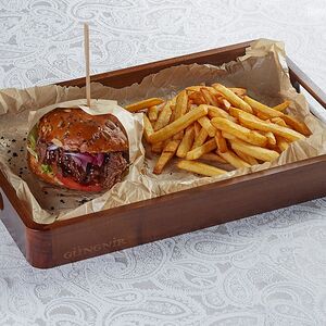 Бургер с рваной говядиной и картофелем фри