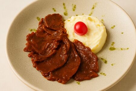 Говяжьи щечки в соусе демиглас с картофельным пюре