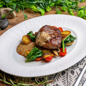 Филе-миньон с картофелем, грибами и соусом Black Pepper