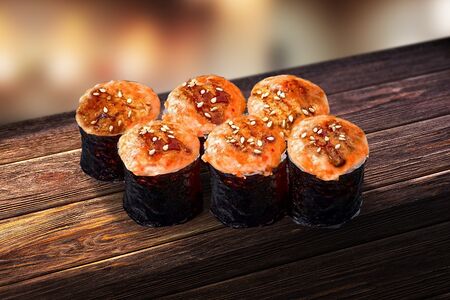 Мини-роллы под спайси-соусом