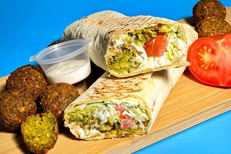  Большой фалафель в лаваше с соусом дзадзики 