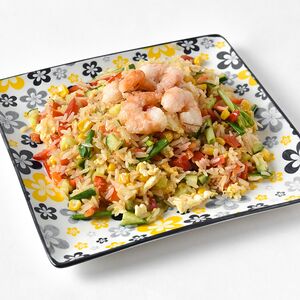 Жареный рис с креветками