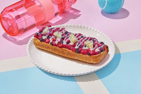 Фруктовая брускетта с черникой и яблоками