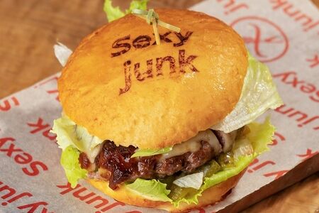 Бургер с козьим сыром и чатни из вишни и ревеня