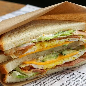 Сэндвич с беконом и яйцом