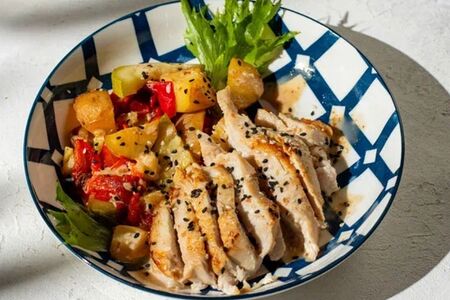 Куриная грудка с овощами 