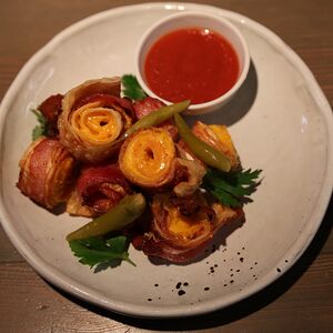 Рулетики из бекона