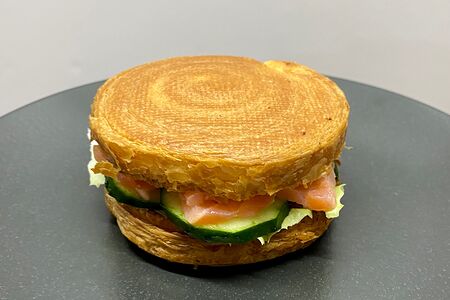 Хрустящий круассан ролл со слабосоленым лососем и муссом креметте